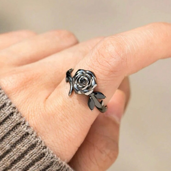 Elegant Silver Rose Ring - Picture 3 of 6